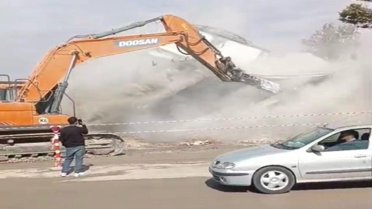 Elbistan’da kontrollü yıkım kontrolden çıktı! Facia kıl payı atlatıldı