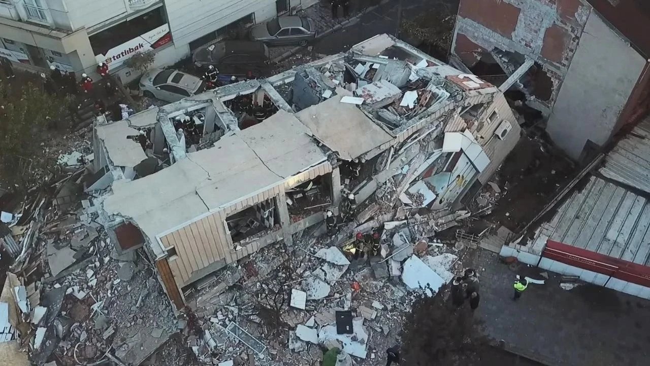 Gebze’de çöken bina enkazdan 2 cansız beden çıkarıldı