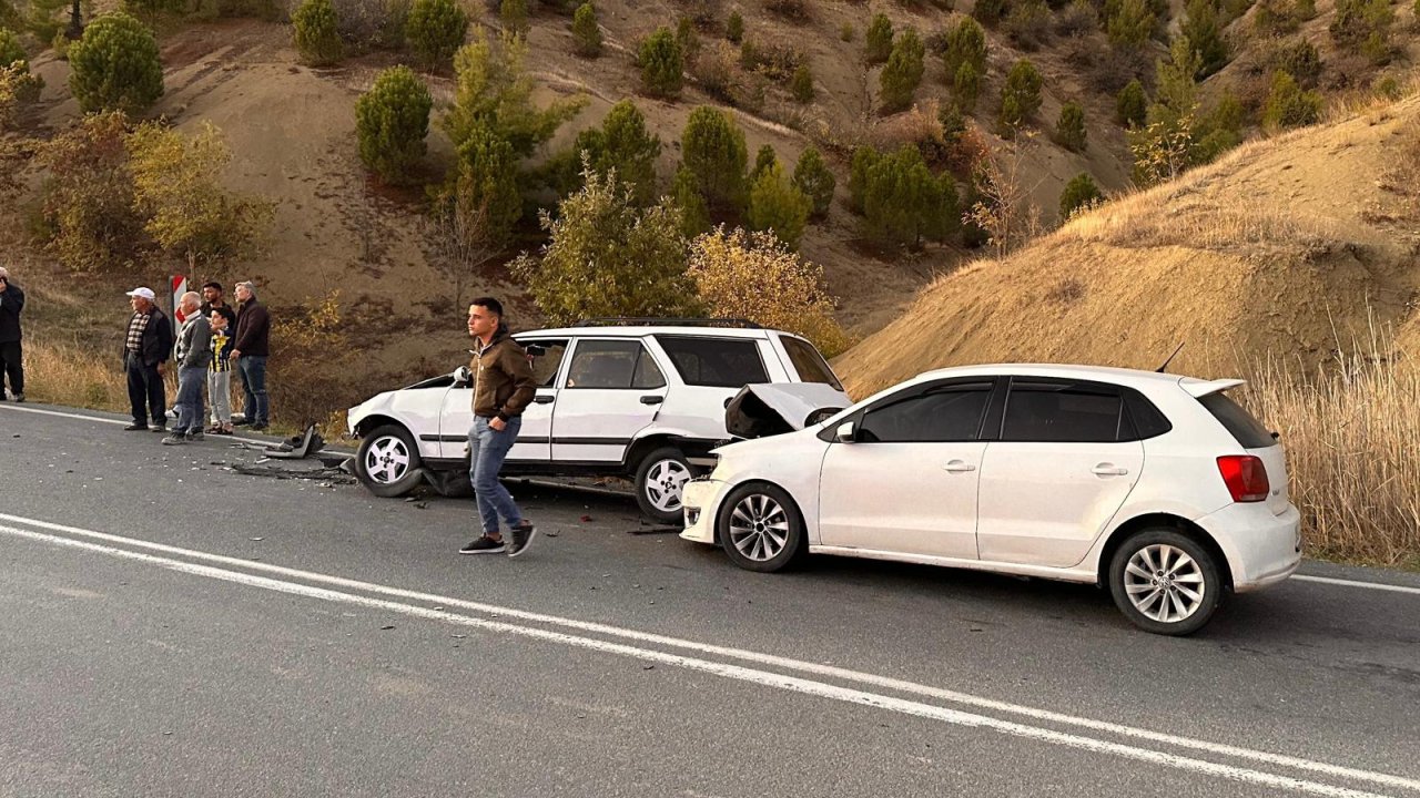 Kahramanmaraş’ta iki otomobil çarpıştı: 5 yaralı