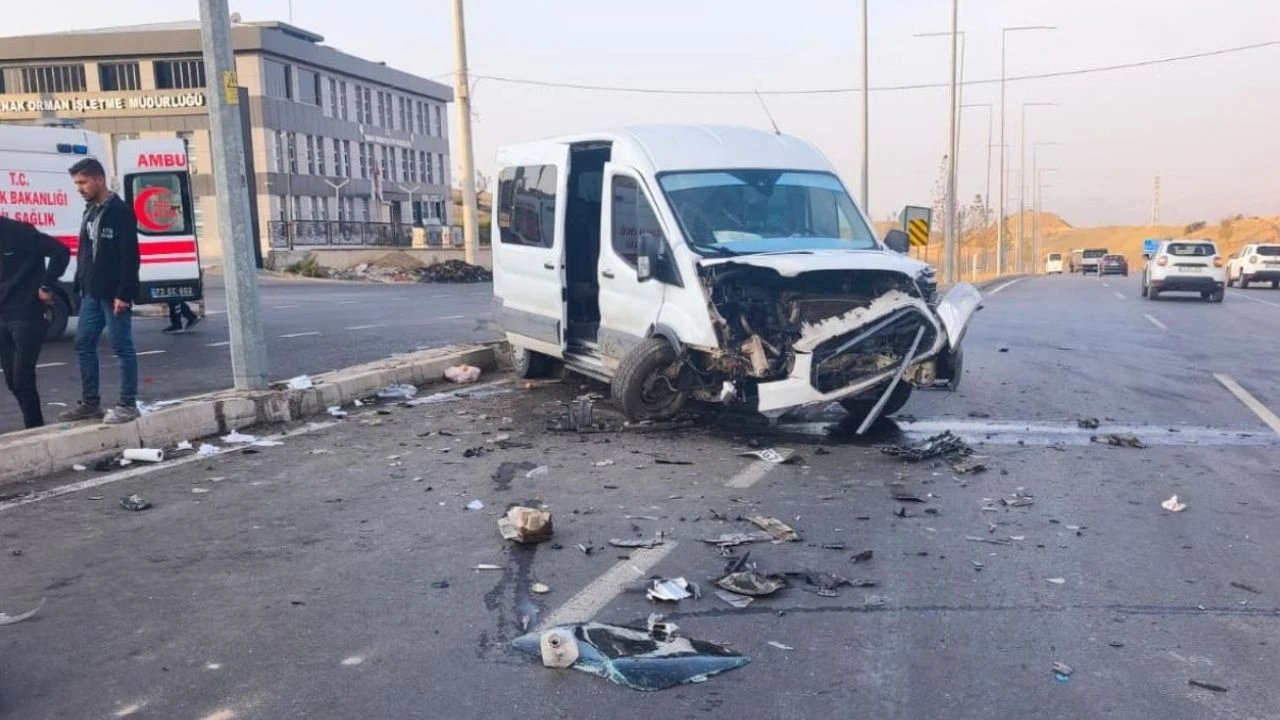 Şırnak’ta minibüs ve hafif ticari araç çarpıştı: 19 yaralı