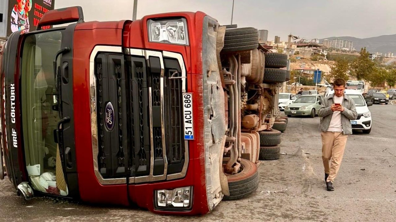 Kahramanmaraş’ta balya yüklü tır devrildi!