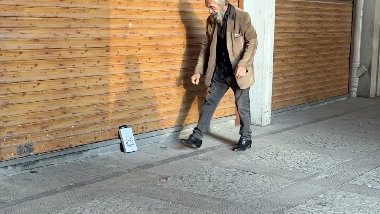 Kahramanmaraş’ta dükkan önlerine kitap bırakıldı!