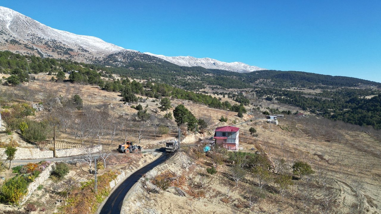 Kabasakal’da sathi kaplama çalışmaları hızla ilerliyor!