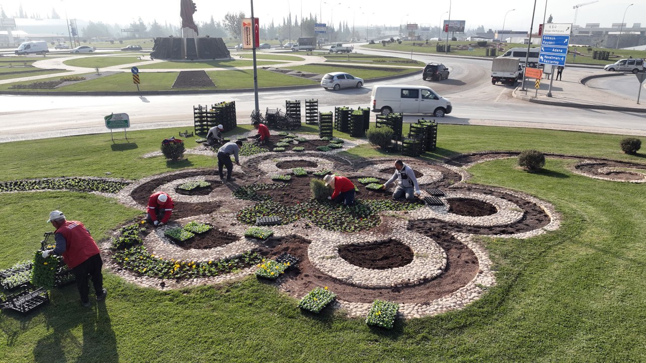 Kahramanmaraş Büyükşehir Kavşakları 500 Bin Çiçekle Renklendiriyor!