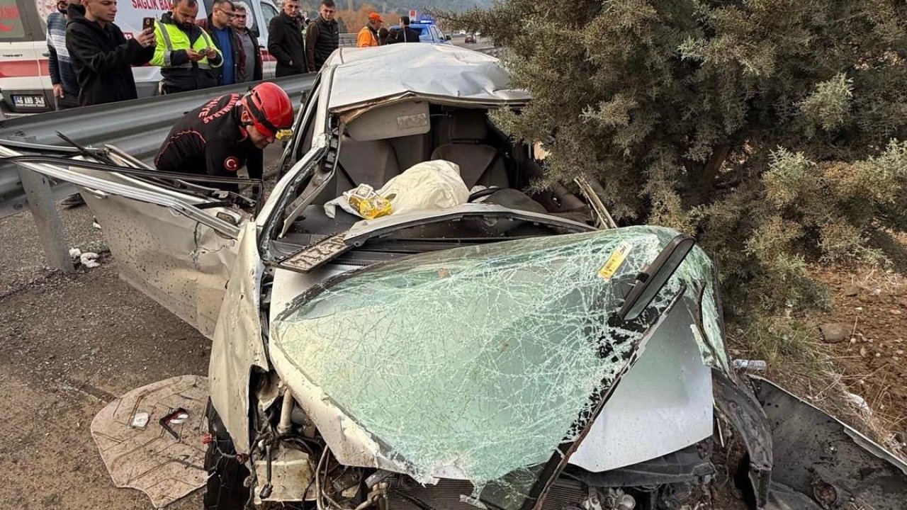 Kahramanmaraş’ta otomobil bariyerlere çarptı! 1’i ağır 2 yaralı