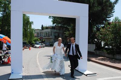 Yarış nedeniyle kapatılan yol gelin ve damadı yürüttü