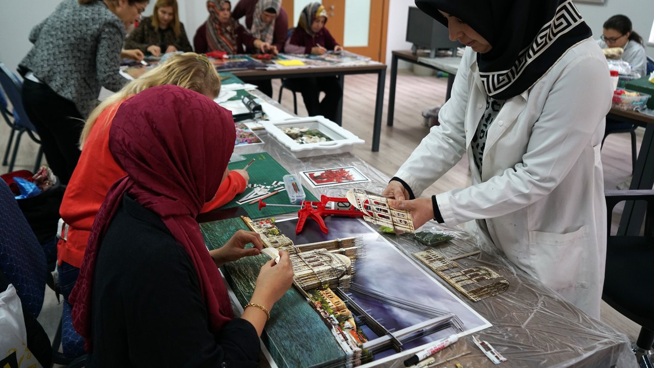 Kadınlar Büyükşehir’in atölyelerinde sanatla hayata dokunuyor!