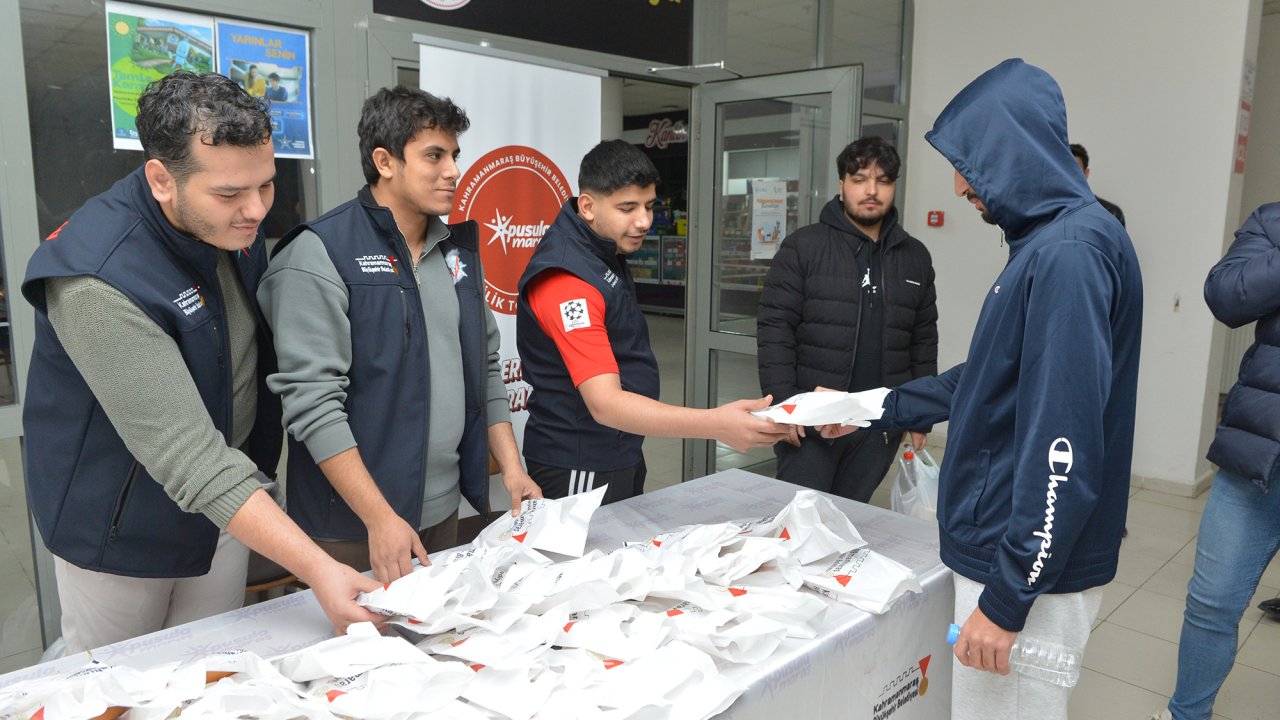 Büyükşehir’den Regaip Kandili’nde Üniversiteli Gençlere Anlamlı İkram!