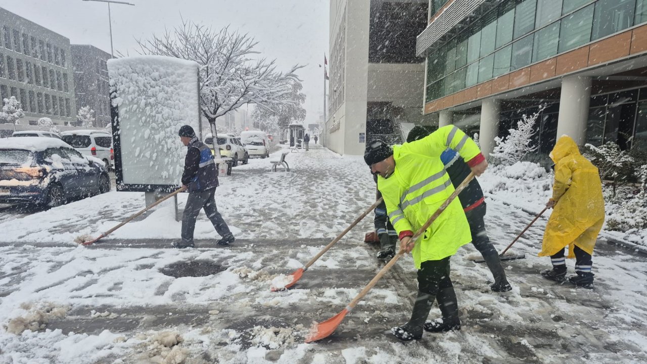 Kahramanmaraş Büyükşehir’den Yaya Yollarında Kar Mesaisi!