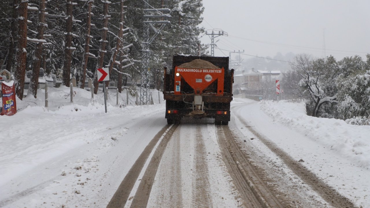 Dulkadiroğlu’nda Karla Mücadele Çalışmaları Yoğun Bir Şekilde Devam Ediyor