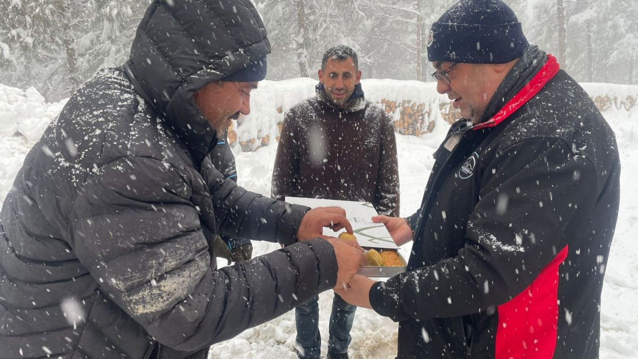 Başkan Akpınar, Karla Mücadelede Gece Gündüz Sahada Olan Ekipleri Ziyaret Etti