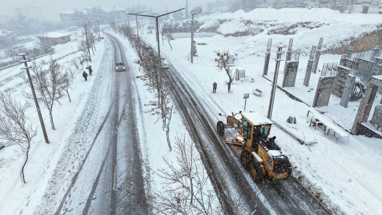 Kahramanmaraş Son Yılların En Sert Kışını yaşadı! Büyükşehir Belediyesi yoğun bir mücadele yürüttü
