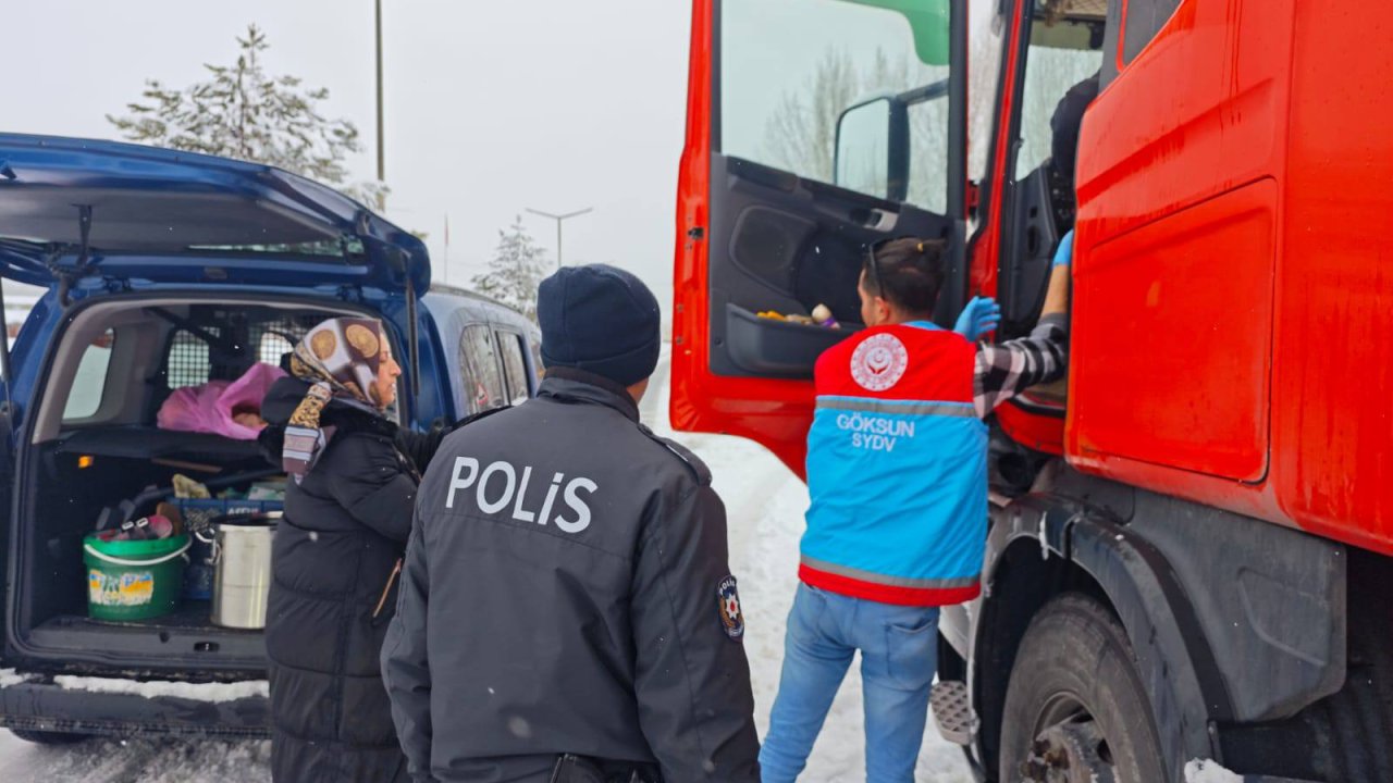 Yoğun Kar Göksun-Kayseri Yolunu Kapattı! Sürücülere Yardım Eli Uzatıldı