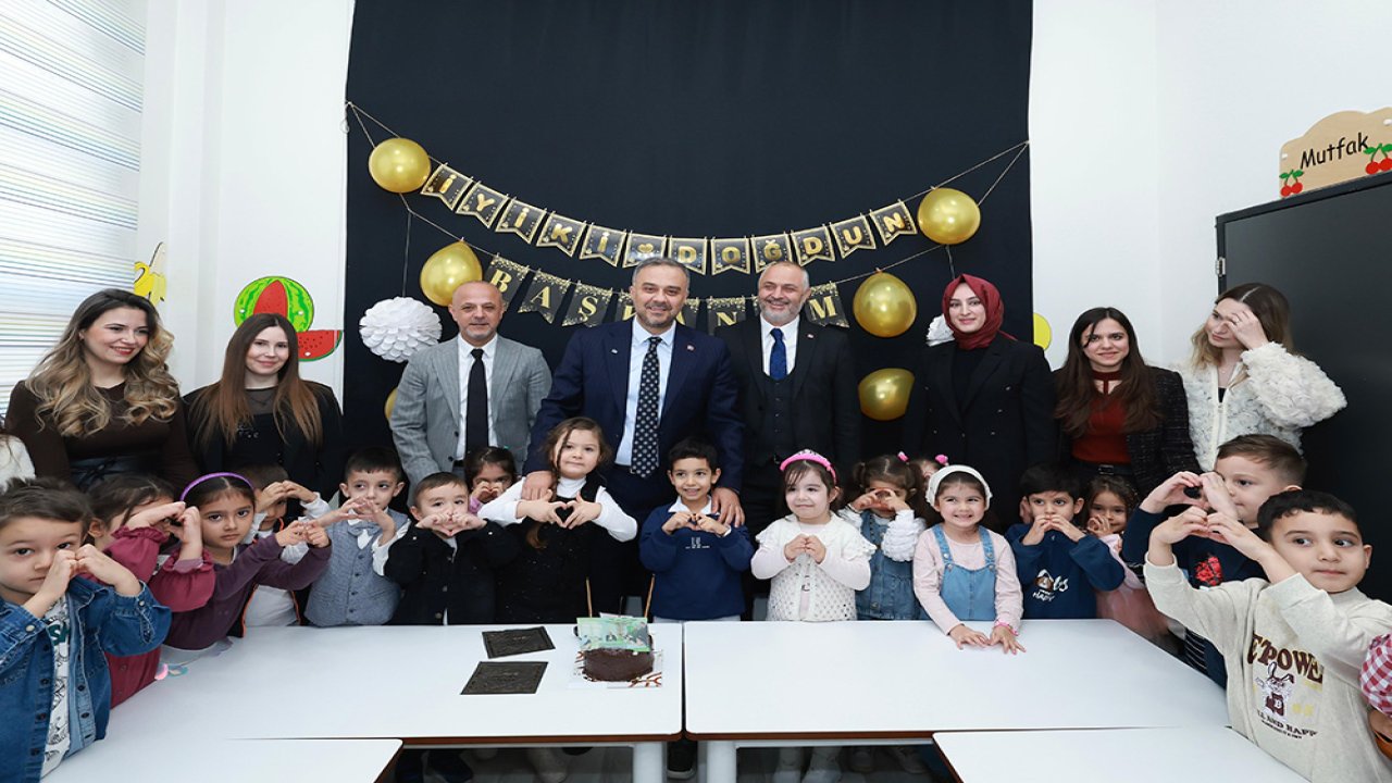 Başkan Toptaş’a karne programında miniklerden doğum günü sürprizi!