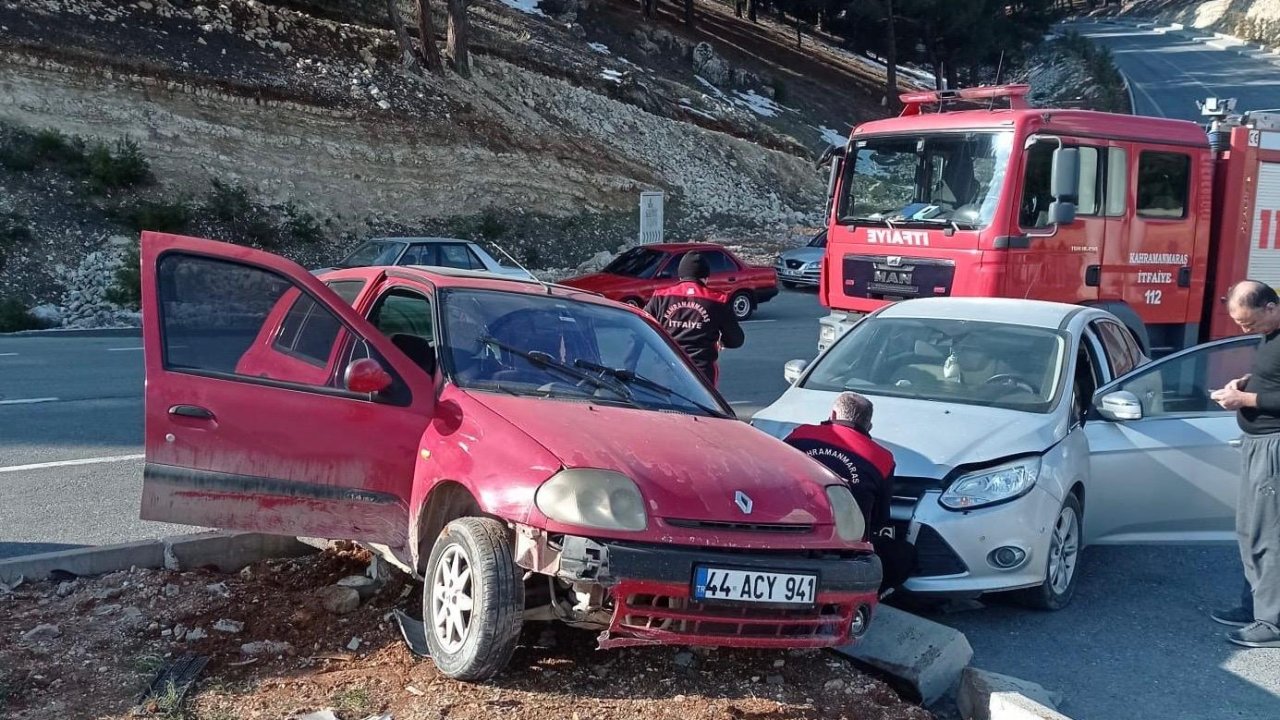 Kahramanmaraş’ta iki otomobil çarpıştı! 2 yaralı