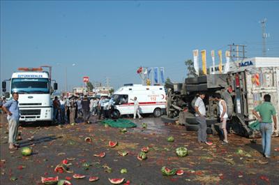 Kamyon otomobille çarpıştı: 13 yaralı