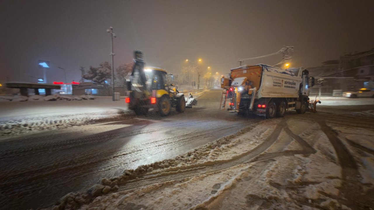 Kahramanmaraş Büyükşehir, Kar Mesaisini Gece Saatlerinde de Kesintisiz Sürdürüyor