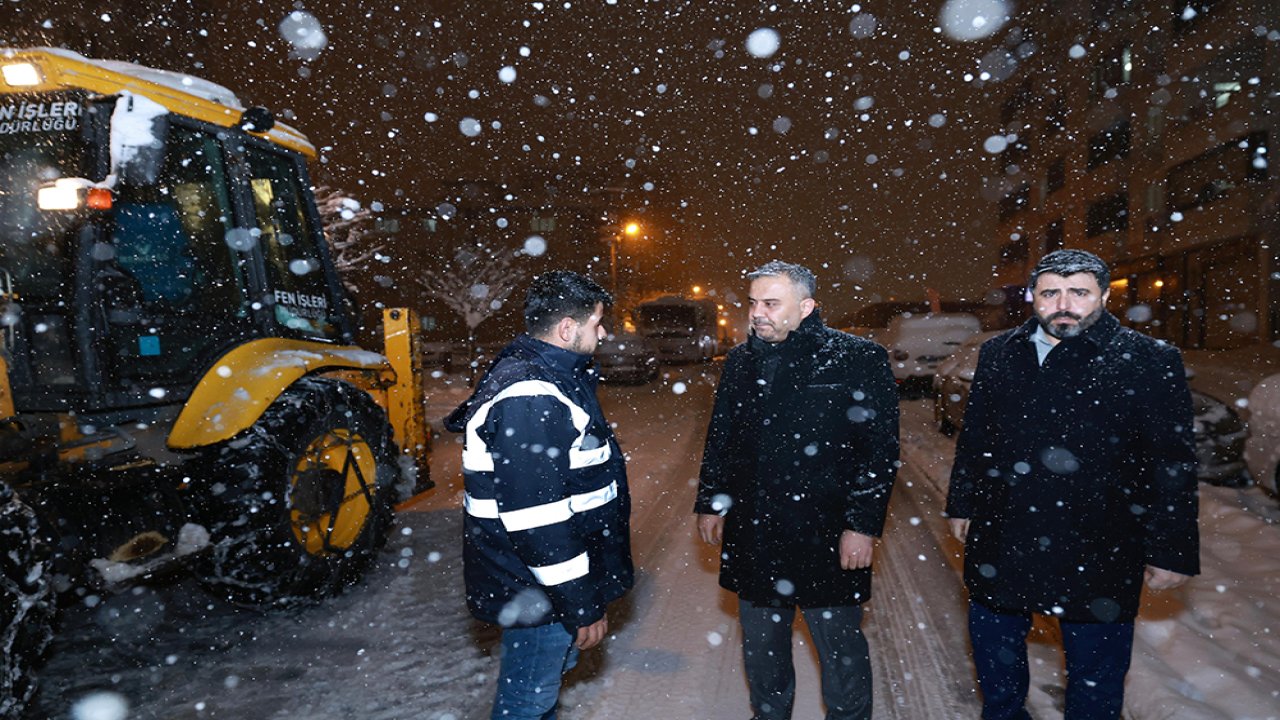 Onikişubat Belediyesi ilçe genelinde kar temizleme çalışmasına devam ediyor