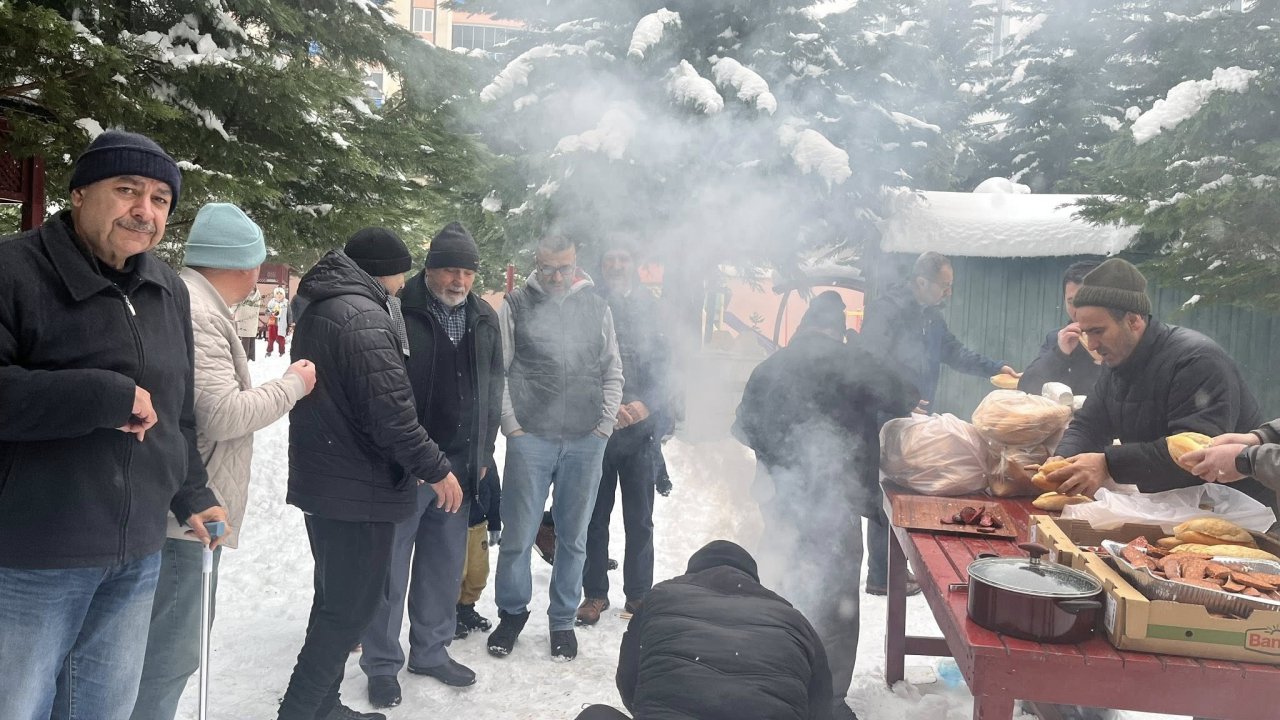 Kahramanmaraş’ta Kar Yağışı Zambak Sitesi’nde Sucuk Şölenine dönüştü!