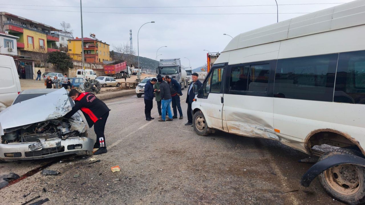 Kahramanmaraş’ta Servis Aracı ile Otomobil Çarpıştı: 2 yaralı