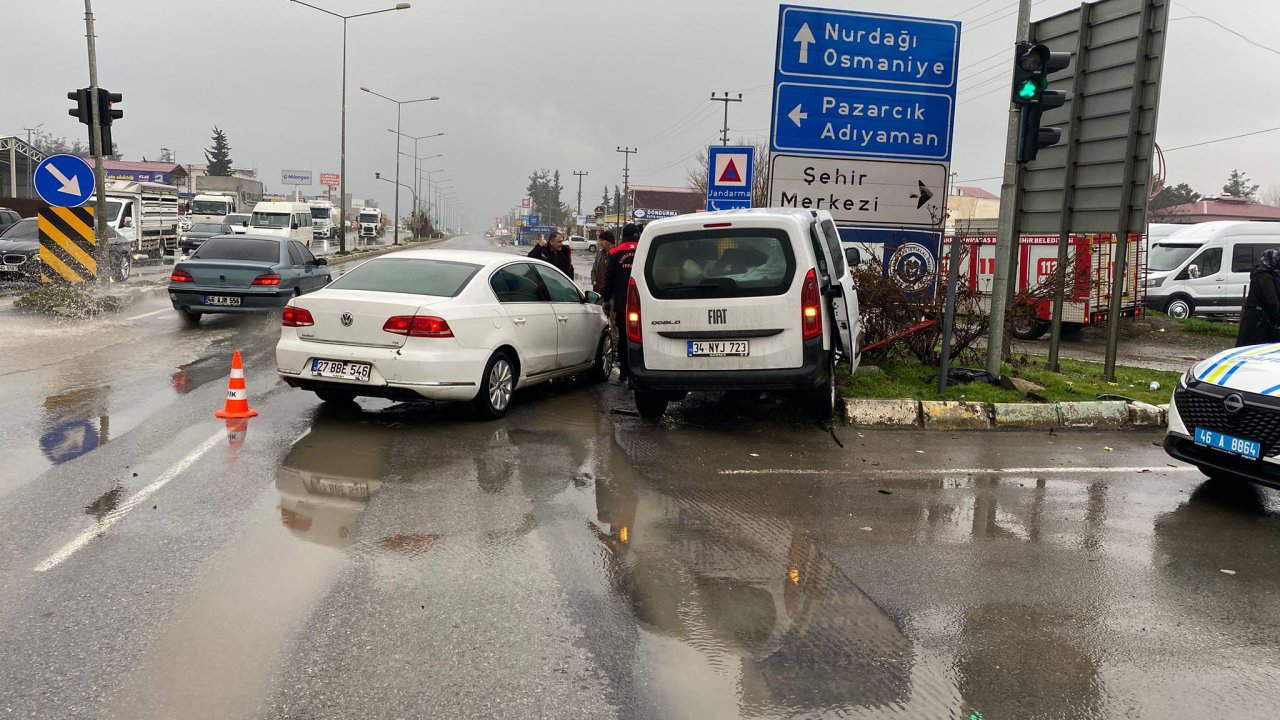 Kahramanmaraş’ta hafif ticari araç ile otomobil çarpıştı: 5 yaralı