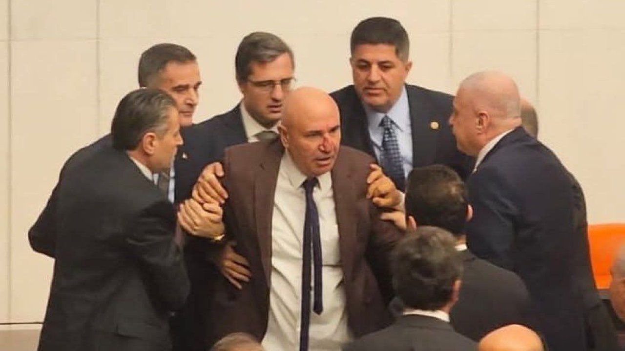 Meclis’te Kavga Neden Çıktı? AK Parti ve CHP’li Vekiller Arasında Yemin Töreni Gerginliği