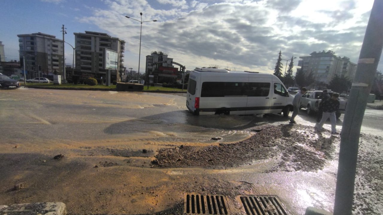 Kahramanmaraş’ta minibüs çukura düştü!