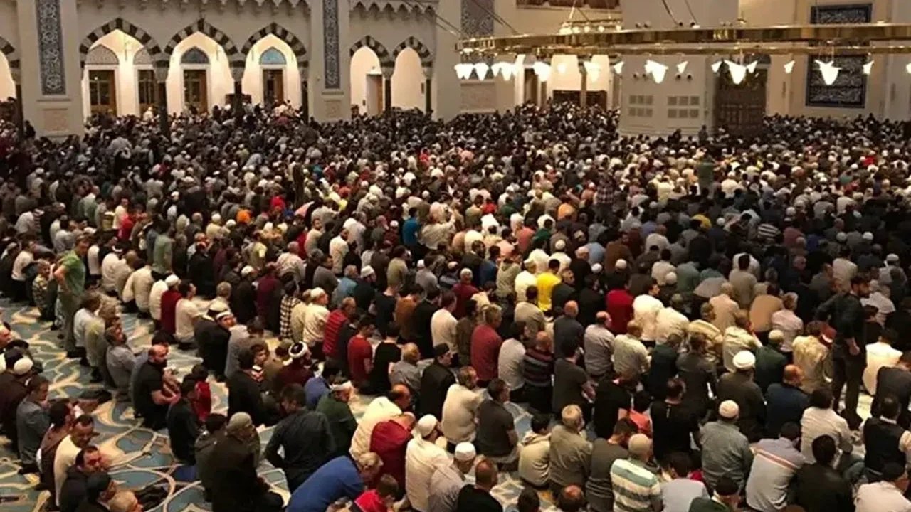 İstanbul’da hatimle teravih hangi camilerde kılınıyor? İlçe İlçe Liste