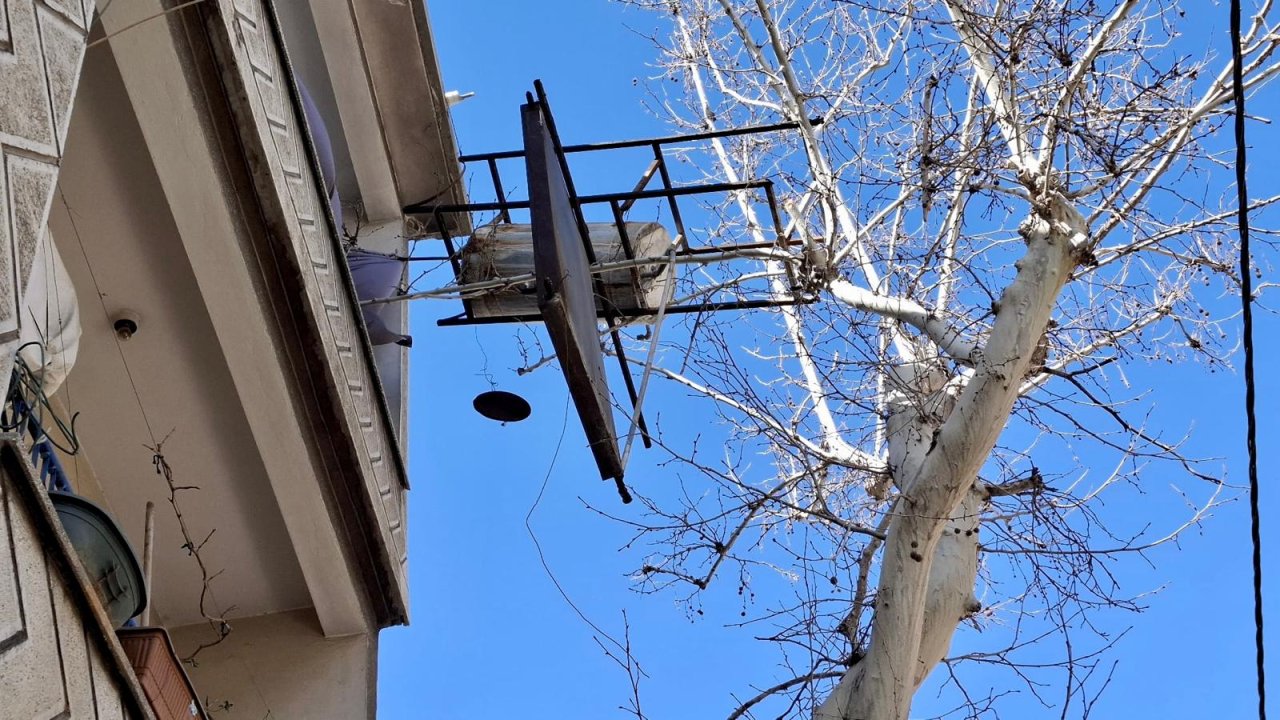 Kahramanmaraş’ta şiddetli rüzgar güneş enerjisini söktü!