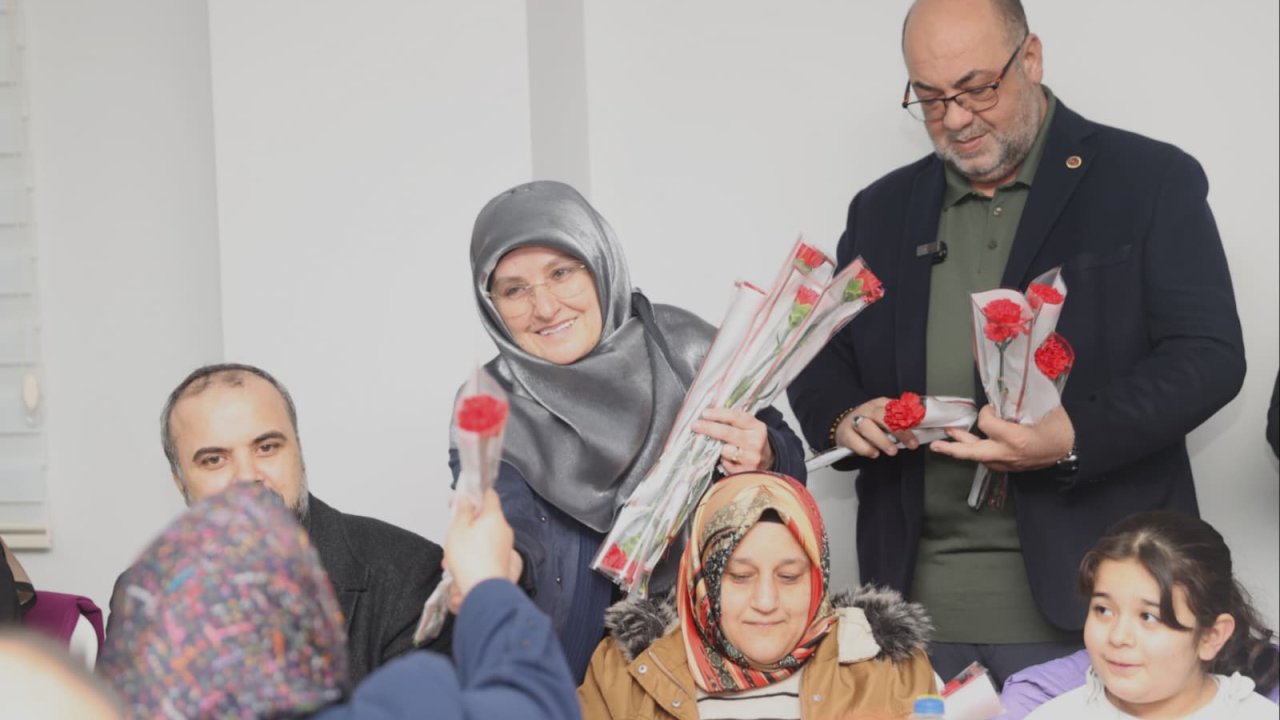 Başkan Akpınar, 8 Mart’ta Kadınlara Çiçek Takdim Etti, Engelli Vatandaşlarla İftar Sofrası’nda Buluştu