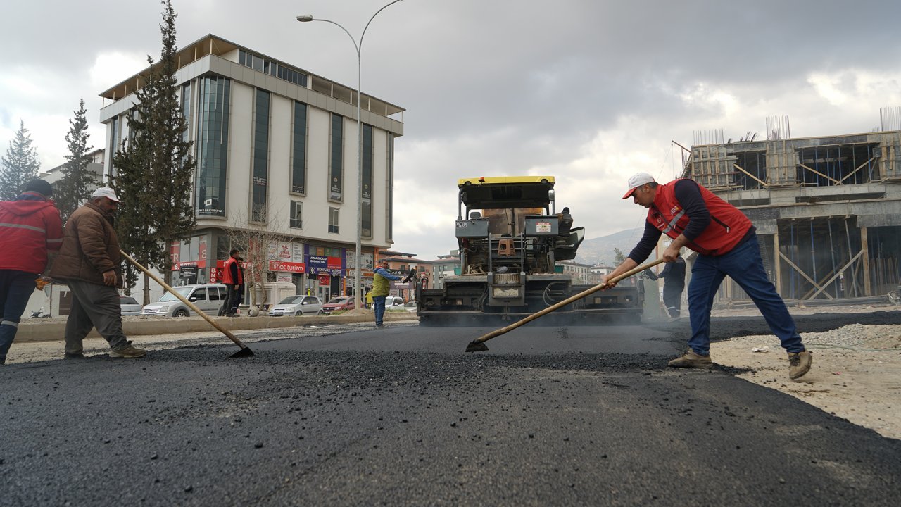 Büyükşehir, Dulkadiroğlu’nda Asfalt Mesaisini Sürdürüyor!