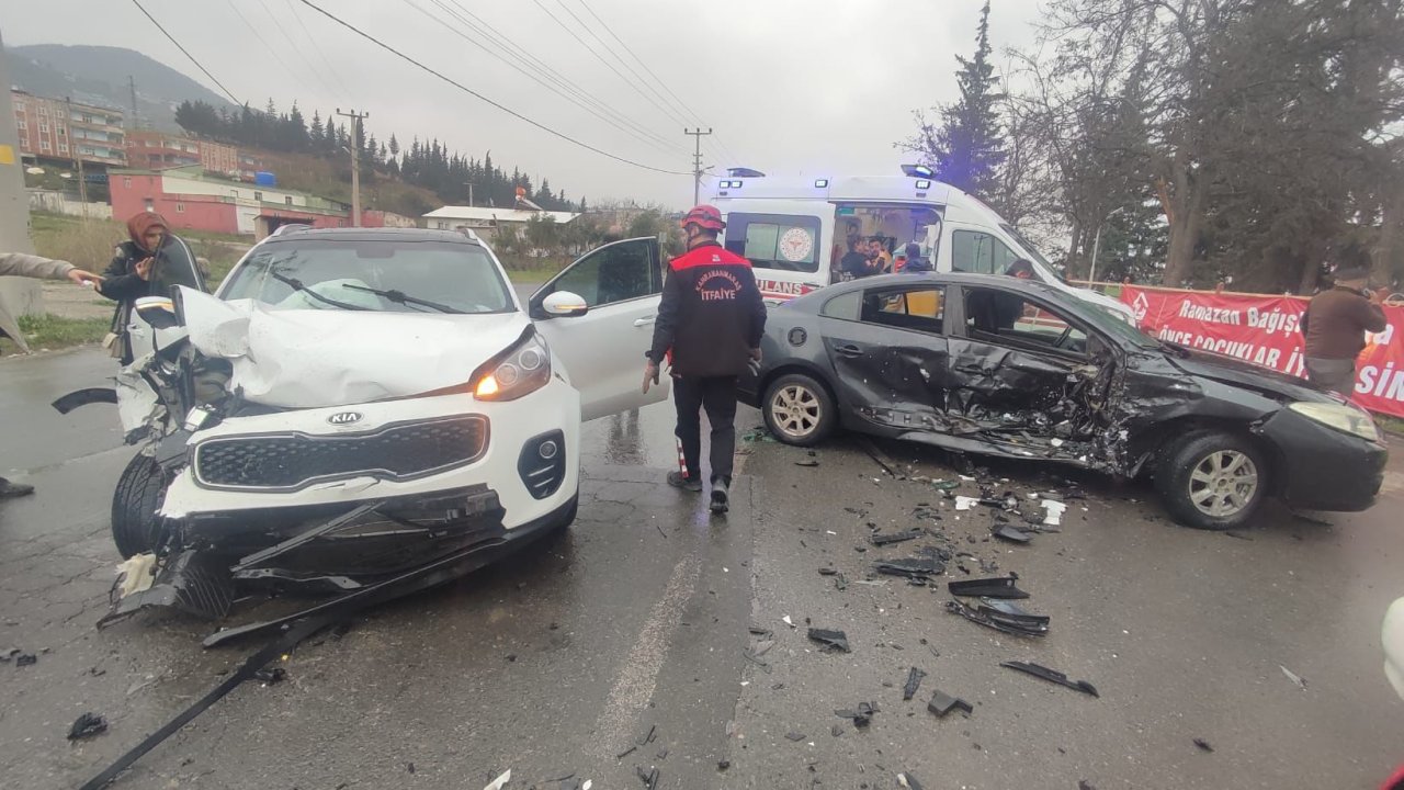 Kahramanmaraş’ta İki Otomobil Çarpıştı! 6 Yaralı