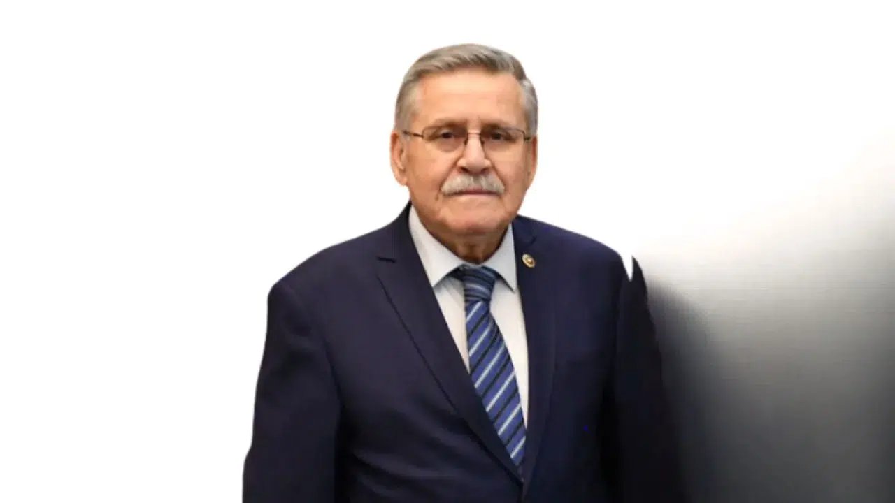 Zeki Çakıroğlu Kimdir? CHP Eski Milletvekili Hayatını Kaybetti – Biyografisi ve Siyasi Kariyeri