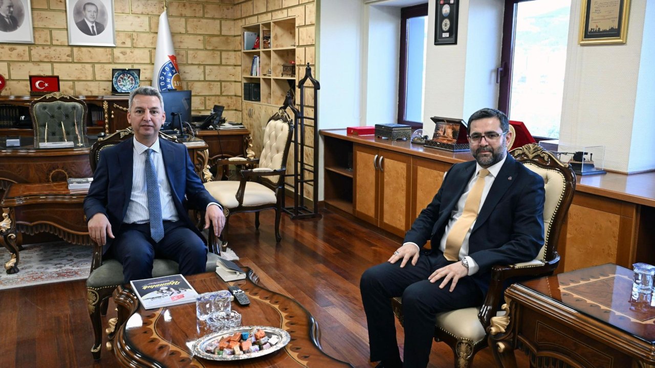 Öz Sağlık İş Şube Başkanı Arifoğlu’dan Rektör Okumuş’a Hayırlı Olsun Ziyareti!