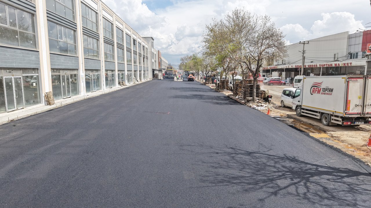 Büyükşehir, Toptancılar Sitesinde Asfalt Çalışmasını Sürdürüyor