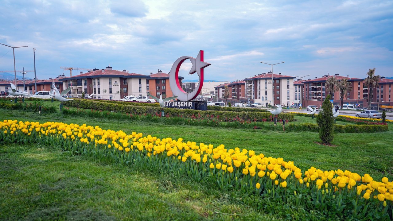 Kahramanmaraş Çiçek Açtı; Kavşaklarda Görsel Şölen!