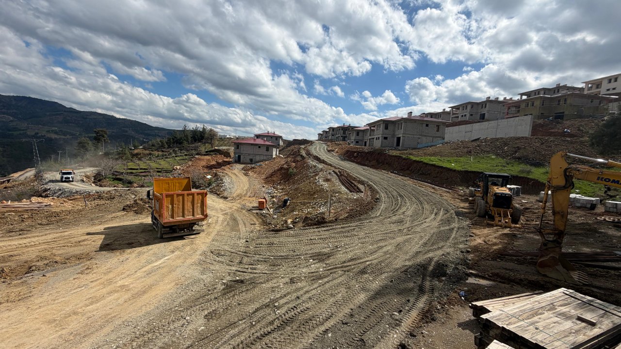 Kahramanmaraş'ın 11 Mahallesinde Yol Çalışmaları Hız Kesmeden Devam Ediyor!