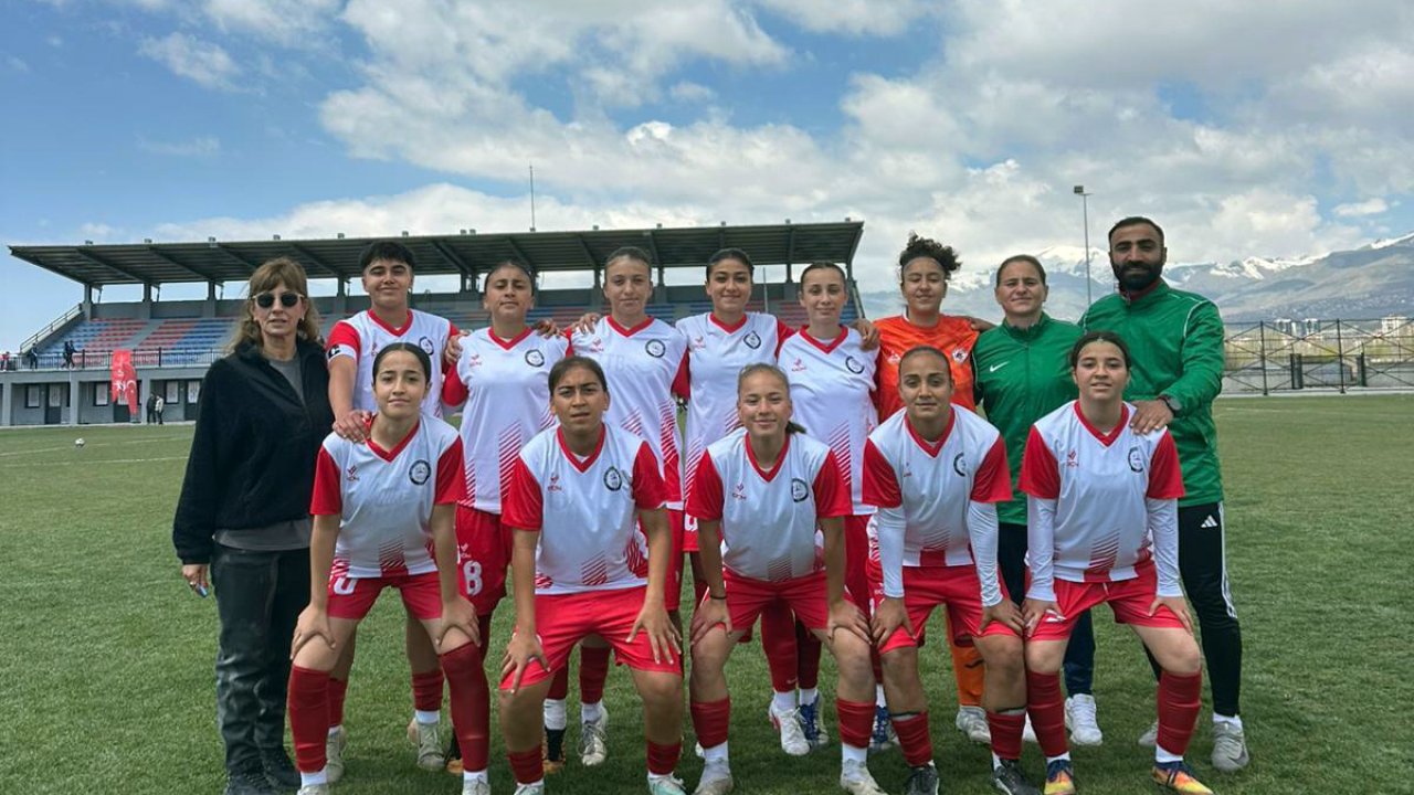 Adil Sani Konukoğlu Spor Lisesi Gençler A Kız Futbol Takımı Türkiye Finallerinde!