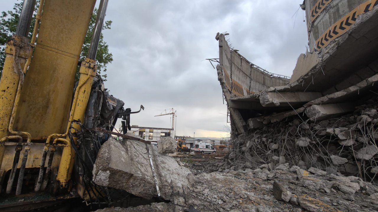 Kahramanmaraş’ta Yıkımda Göçük: Enkaz Altında Kalan Operatör Yaralı Kurtarıldı!