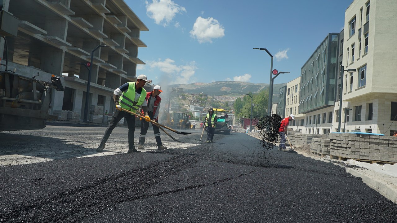 Kahramanmaraş’ta Trabzon Bulvarı ve Kentsel Tasarım Alanlarına asfalt!