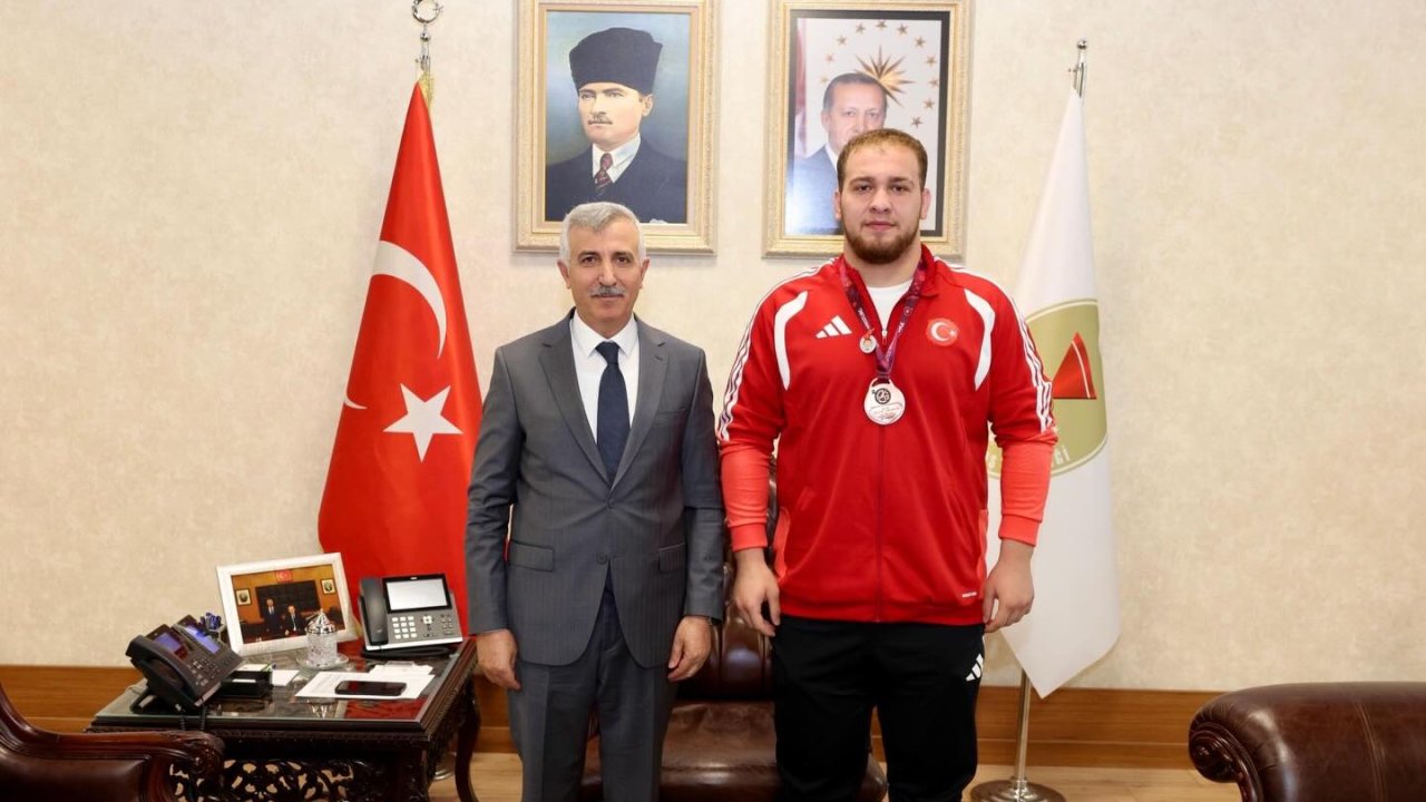 Vali Ünlüer’den Başarılı Güreşçiye Cumhuriyet Altını!