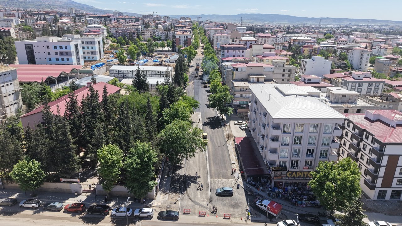 Büyükşehir, Cahit Zarifoğlu Caddesi’nde Asfalt Serimine Başladı!