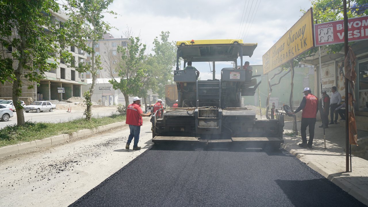 Büyükşehir, Dulkadiroğlu’nda Şeyh Şamil ve Vezir Hoca Bulvarlarını Sıcak Asfaltla Buluşturuyor!