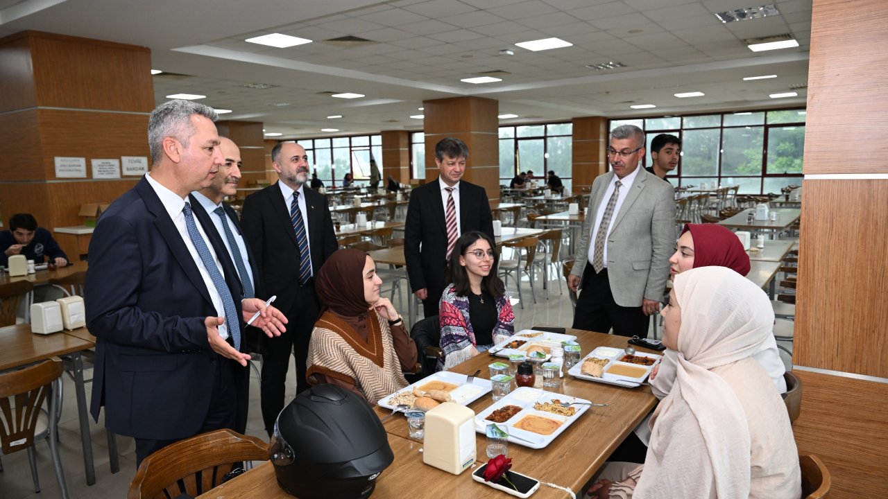 KSÜ Rektörü Okumuş Öğrencilerle Yemekte Buluştu!