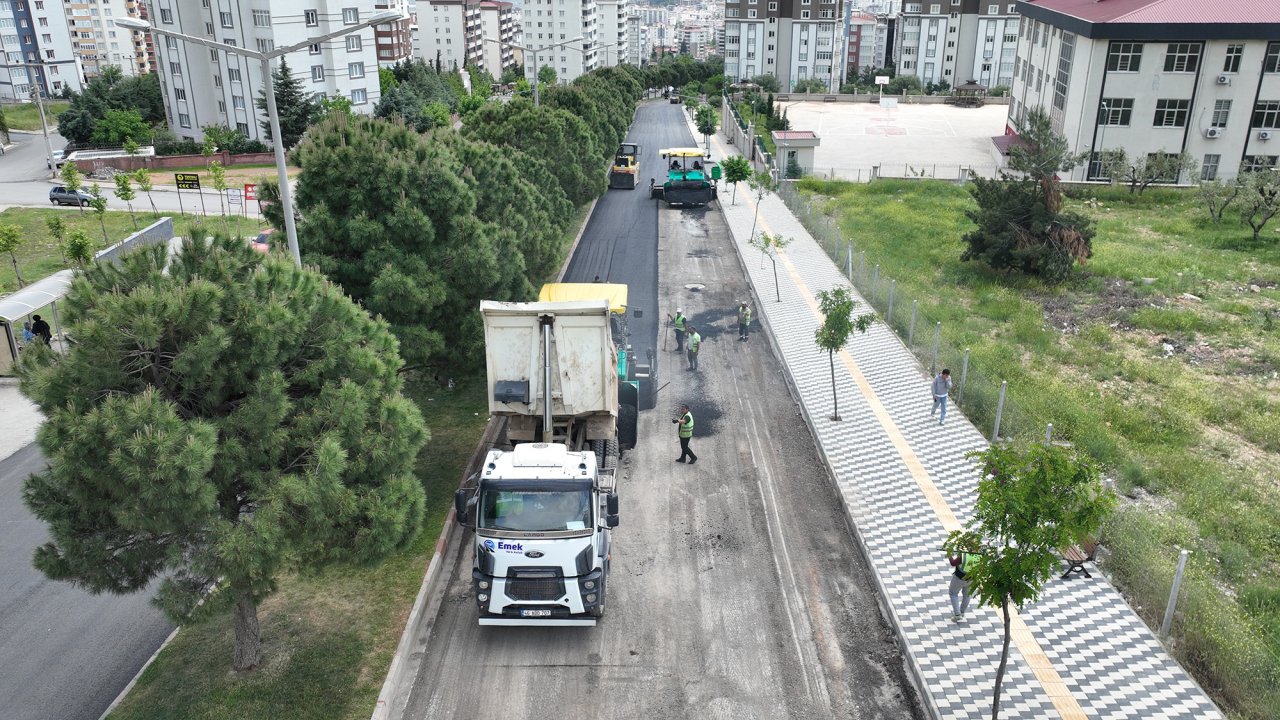 Büyükşehir, Ahır Dağı Caddesi’nde Asfalt Mesaisini Sürdürüyor