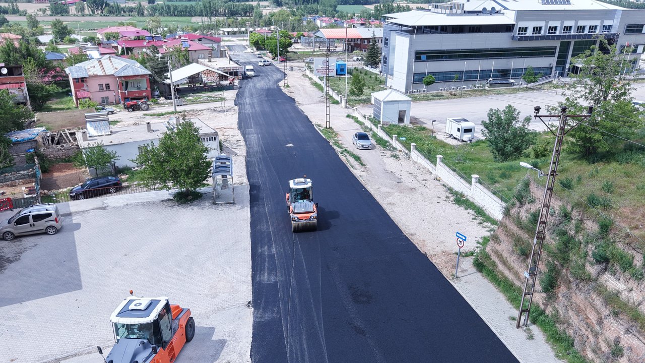 Büyükşehir, Elbistan Devlet Hastanesi Yolunu Sıcak Asfaltla Kaplıyor