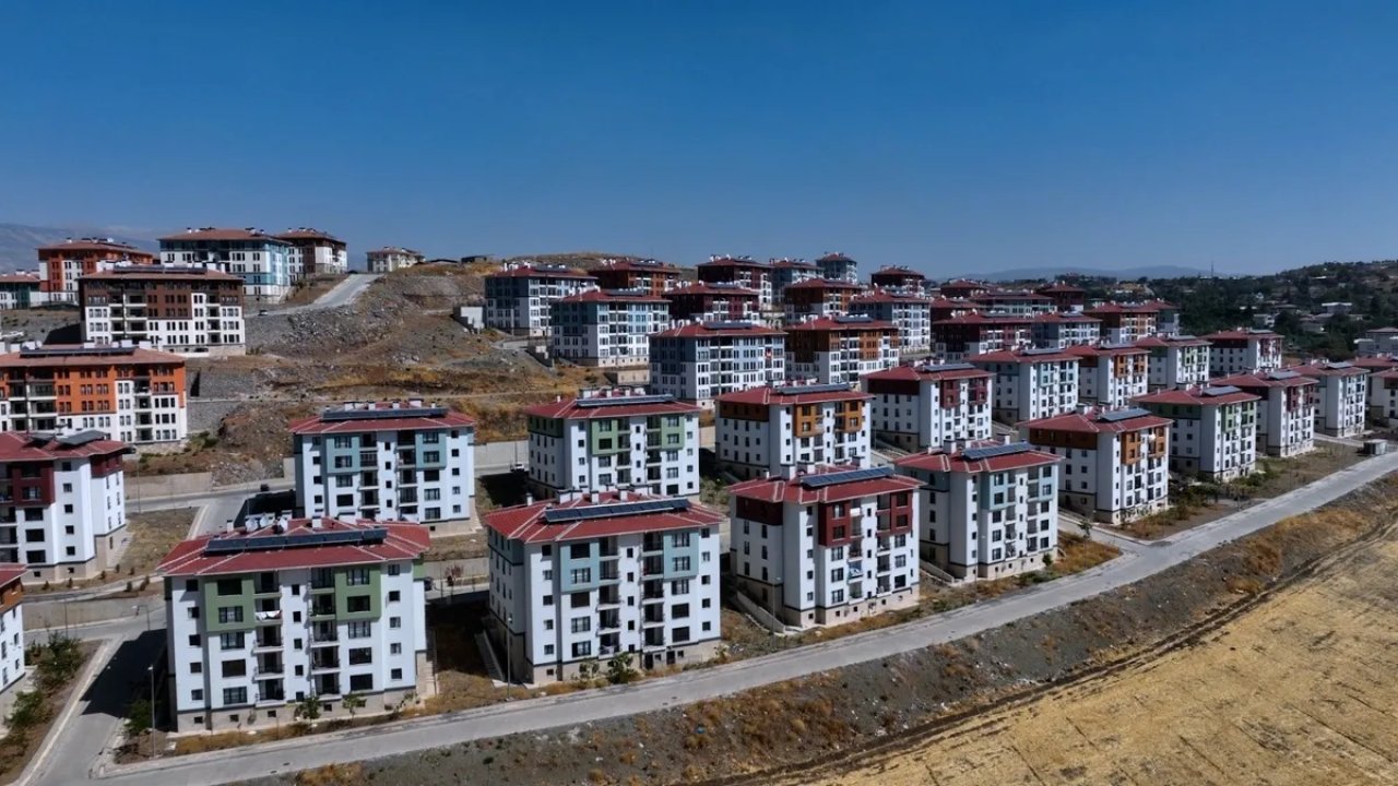 Bakan Kurum, depremzede çiftin yeni ev sevincini paylaştı!