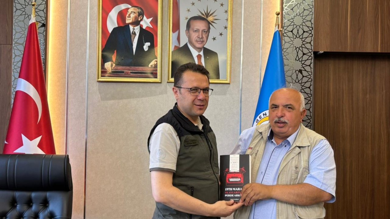 Maraş Olaylarının Perde Arkası Kitabı, Orman Bölge Müdürü Fazıl Cabaroğlu’na Takdim Edildi