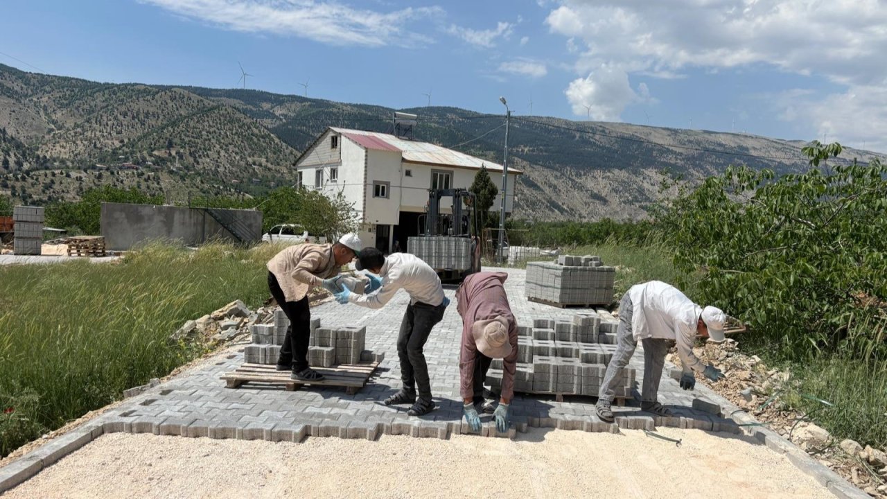 Büyükşehir’den Çağlayancerit Kırsalına 3 Bin Metrekarelik Kilit Parke!