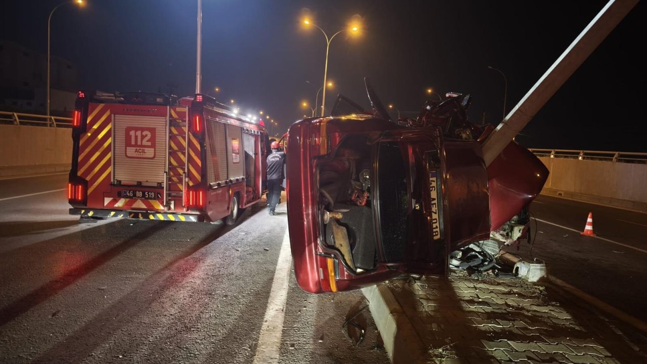 Kahramanmaraş’ta Feci Kaza! Otomobil Direğe Çarptı, 1’i Ağır 2 Yaralı